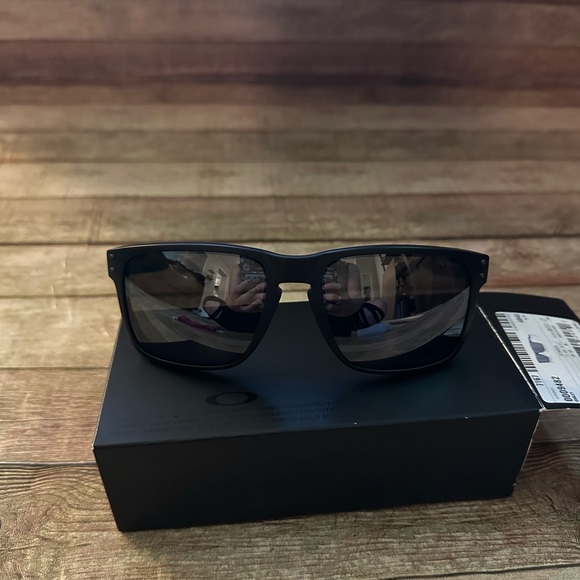 Oakley Dark Frame Sunglasses - Picture 1 of 5